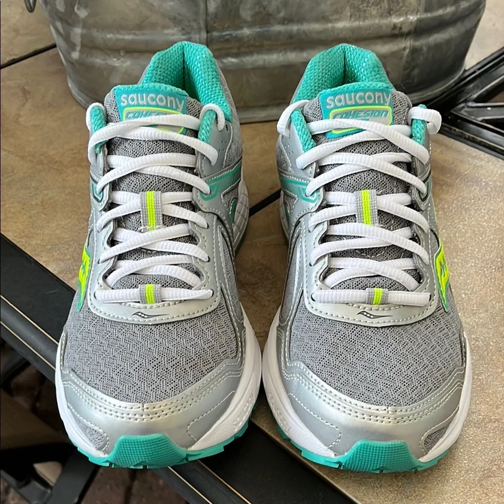 🔥BRAND NEW Saucony Gray and Green Athletic Shoes with Breathable Mesh - Picture 2 of 7